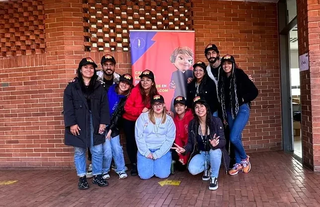 El equipo de testeo de Gana con Clase, en la institución educativa