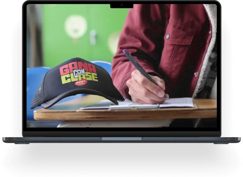Un participante del testeo tomando notas, visto en la pantalla de un portátil