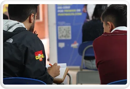 Un participante del testeo tomando notas en el colegio